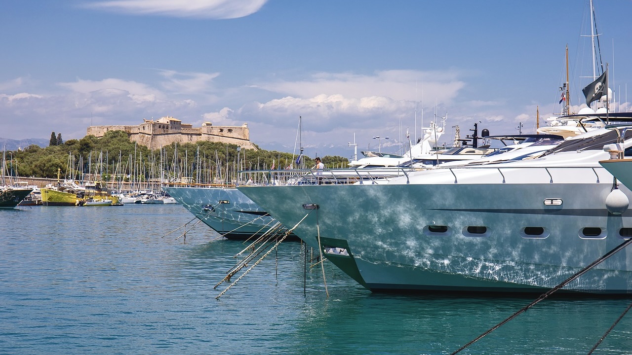 port vauban avec vue sur le fort carré Antibes